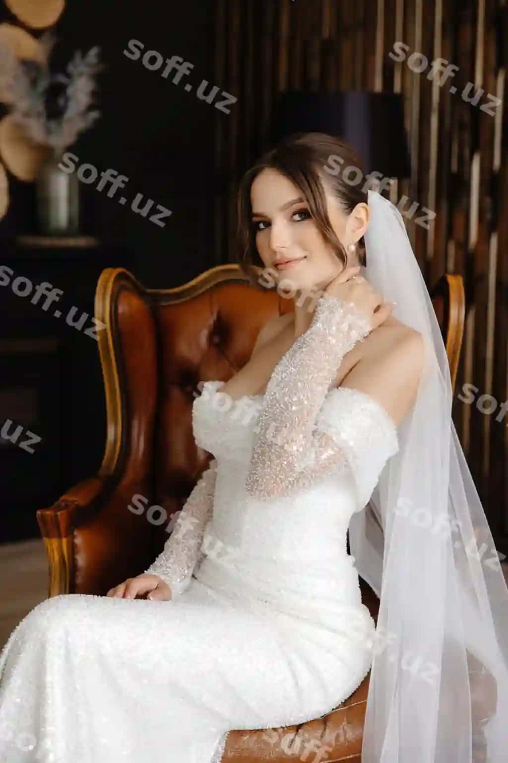 Kelin yelkasida oq parda bilan stulda o'tiradi | Bride sits chair room with white veil her shoulder
