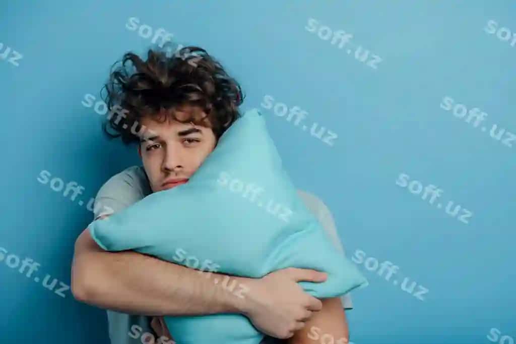 Choynak va uyqu maskasidan foydalangan erkak, ko'k orqa fonda, tinch uyqu, choynak bilan rahatlayotgan erkak | Man with pillow sleeping mask blue background peaceful slumber man relaxing with pillow