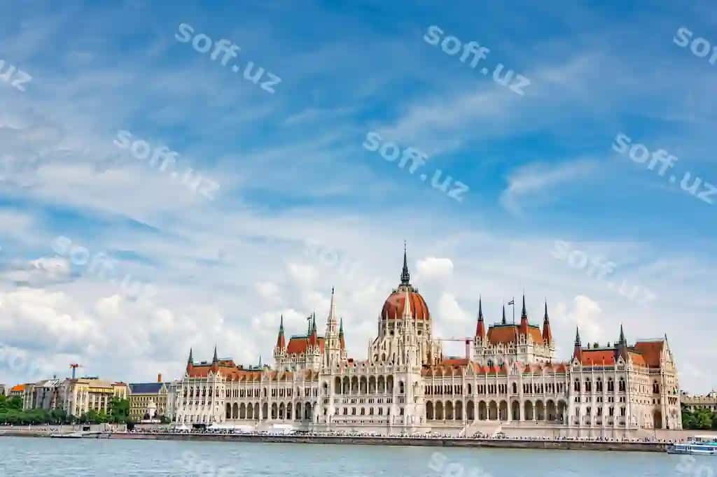 Qizil eshikli bino ko'k osmon bulutlar bilan | Building with red roof blue sky with clouds