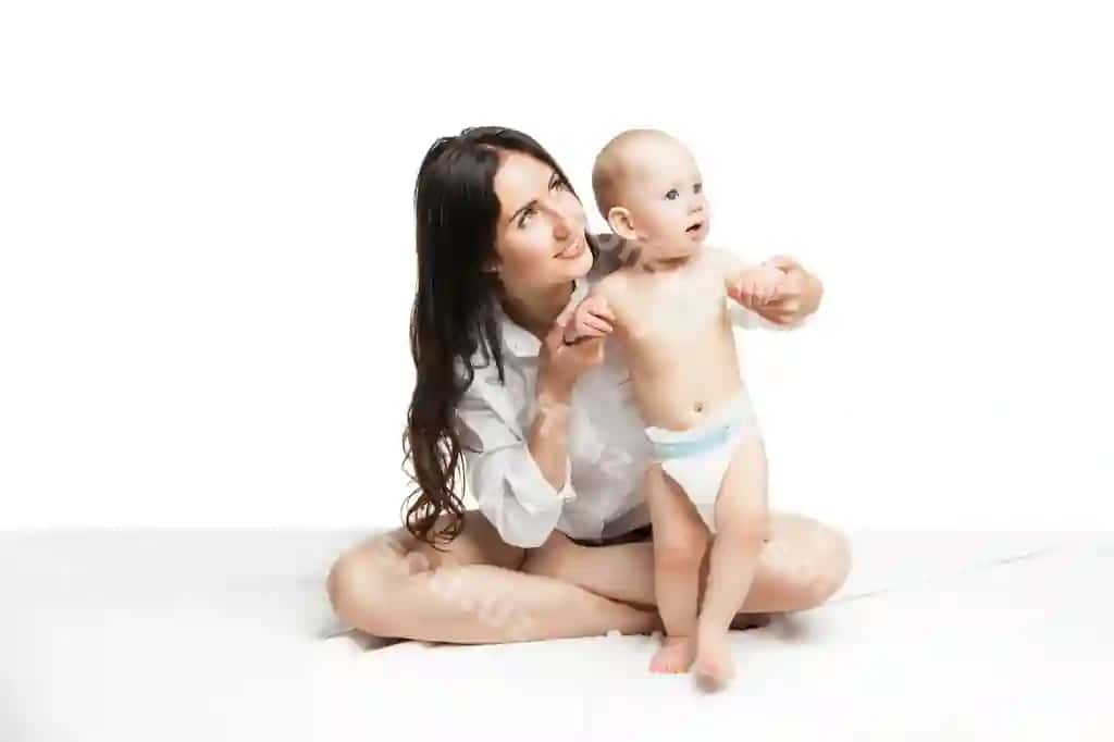 Bola onaning yordamida birinchi qadam qo'ymoqda oq orqa fonda | Baby taking first steps with mother help white background