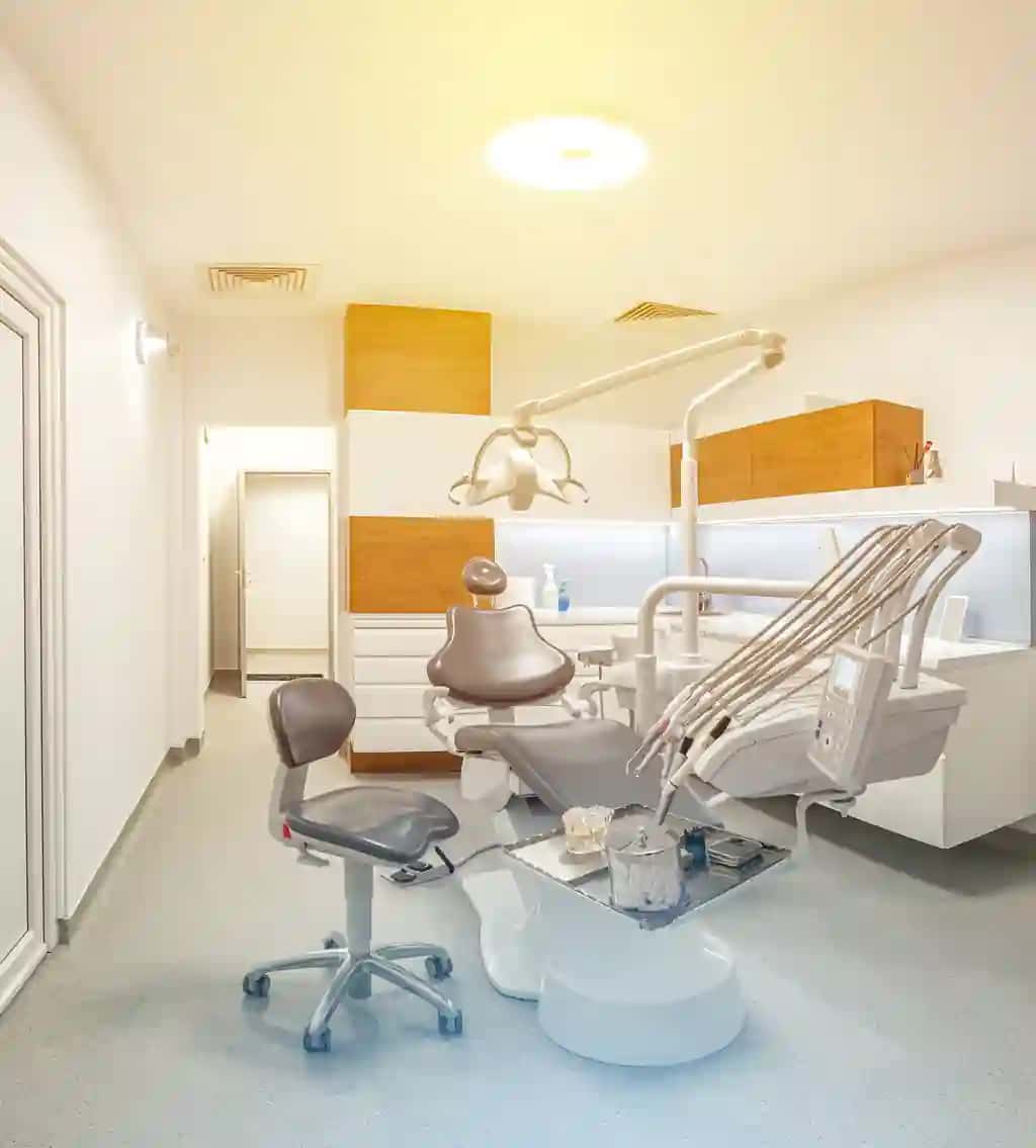 Stomatologiya klinikasi kafedrasi bilan | Dental clinic office with chair