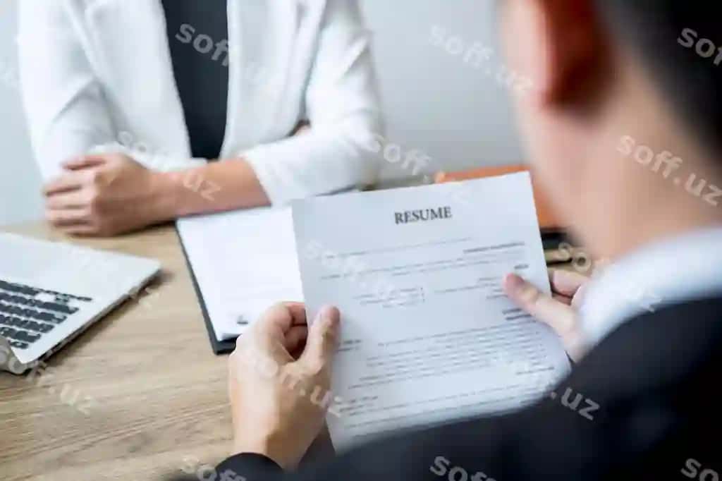 Menejer rezyume o'tkazib bormoqda ayol suhobert ofis | Manager holding resume woman interview office