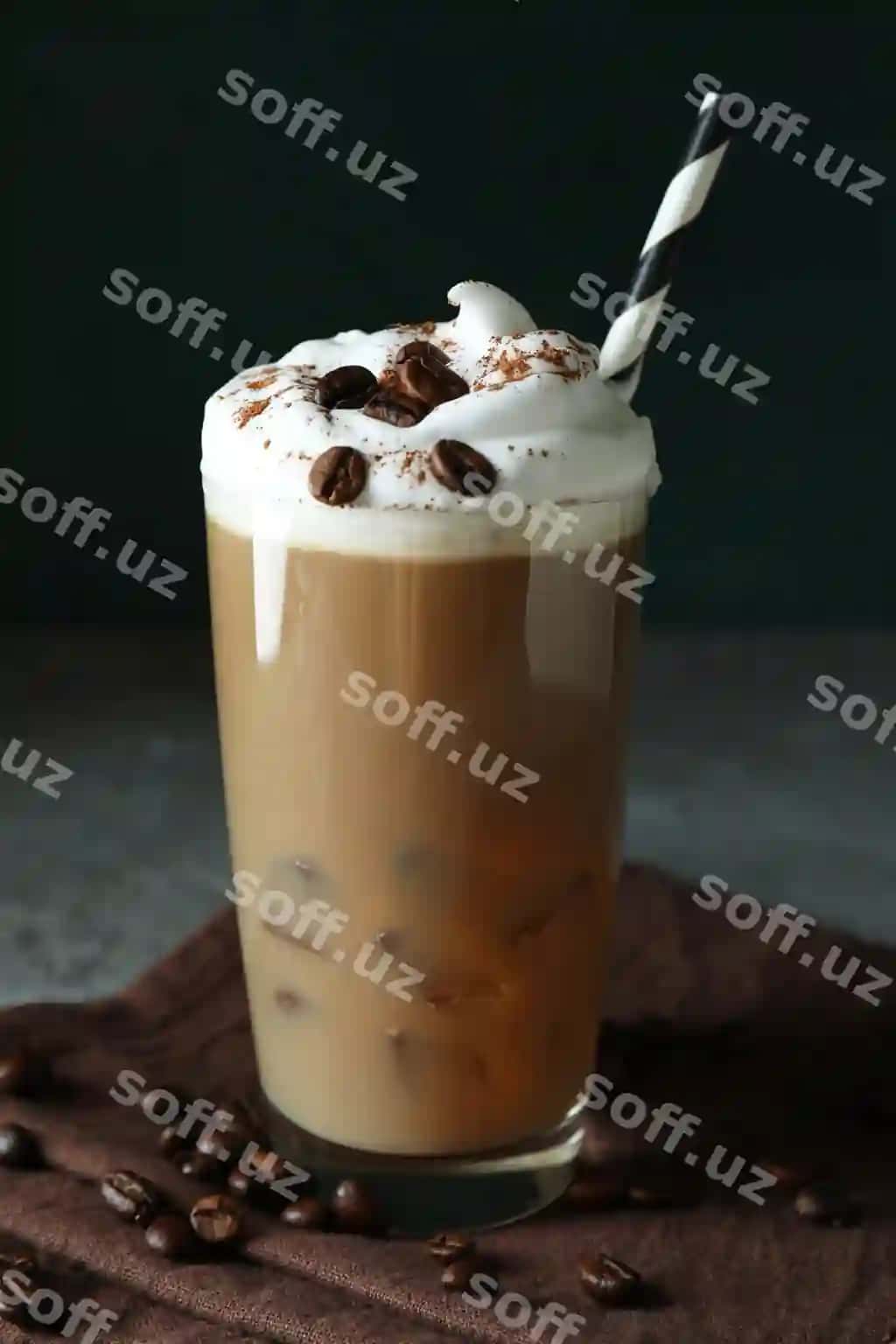 Kontseptsiya mazali muzlangan kofe, jozibador teksturadagi kulrang masa | Concept delicious drink with ice coffee gray textured table
