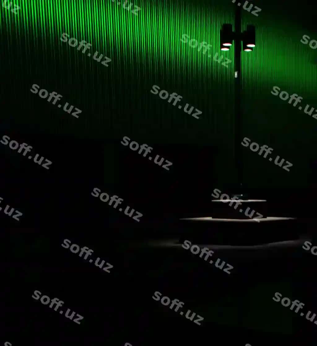 Yoritilgan yoritish uskunalari devor tuniga qarshi zinapoyalar | Illuminated lighting equipment steps against wall night