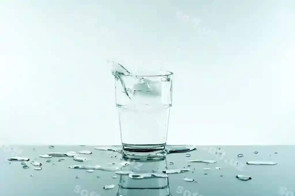 Stakan toza sovuq suv muz atigini bilan | Glass pure fresh water with ice cube