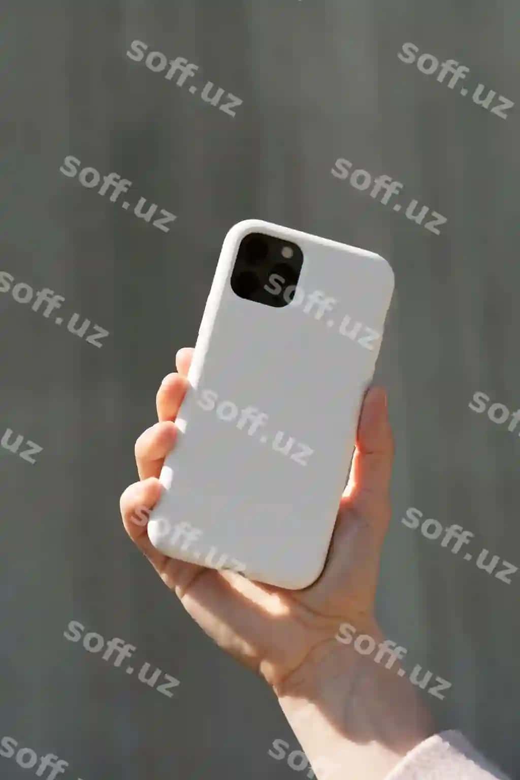 Shaxs smartfon namunasini tashqarida tutgan. | Person holding smartphone mock up outdoors