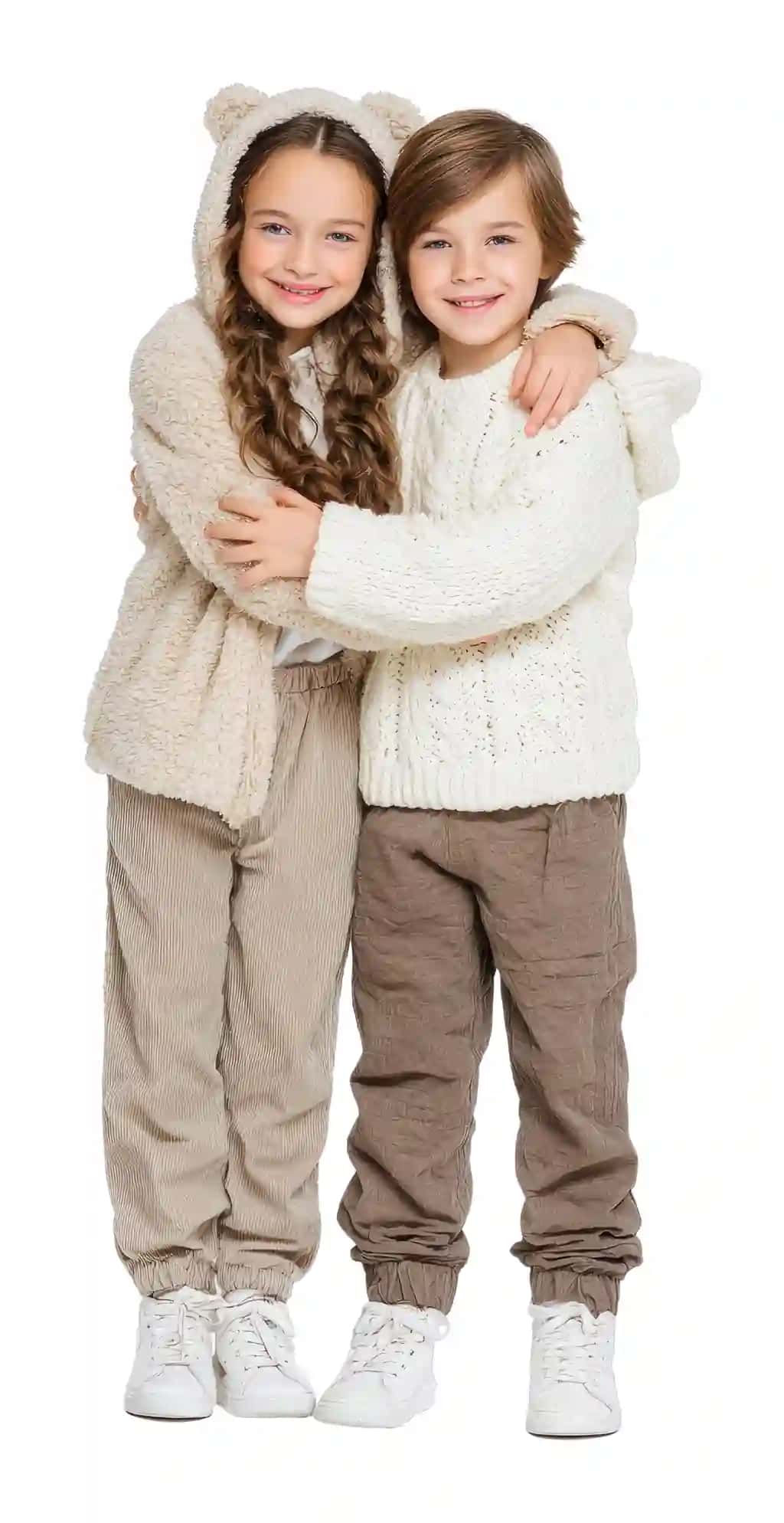 Qishki shinam kiyimlarni quchoqlagan baxtli bolalar | Happy children hugging cozy winter clothes
