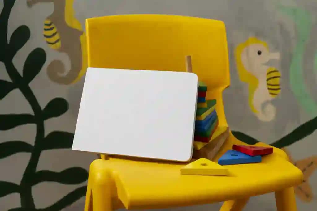 Yuqori ko'rinishdagi karton bolalar kitobi maketi | Top view cardboard baby book mockup