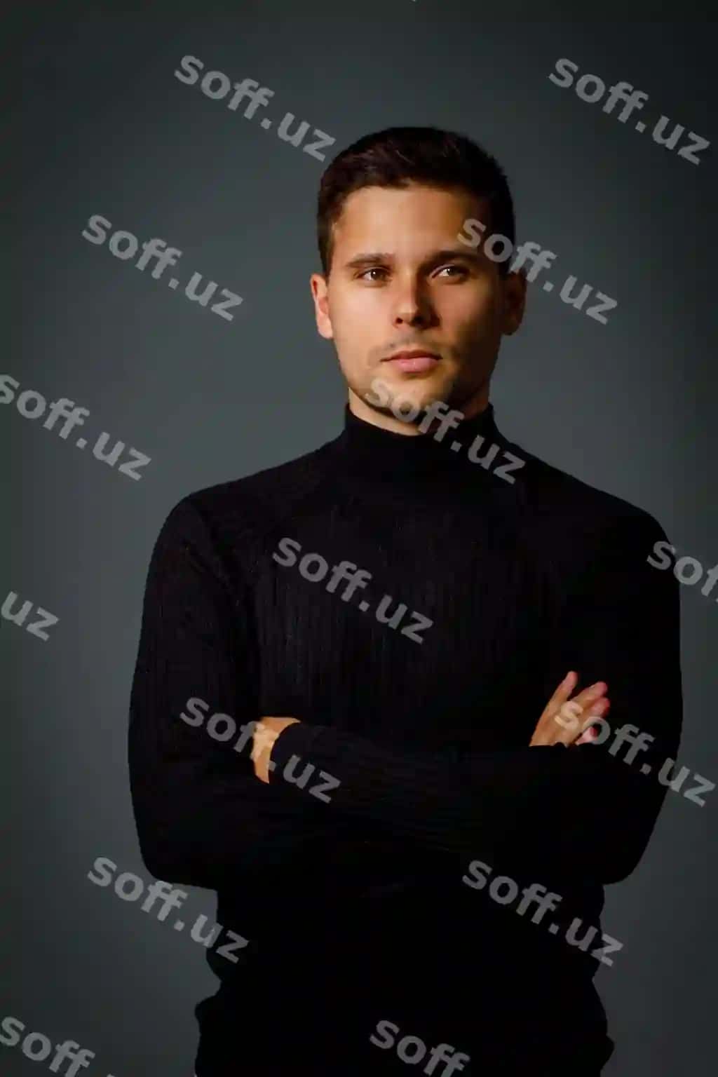 Portret chiroylik erkak o'nga qaramayotgan | Portrait handsome man looking away