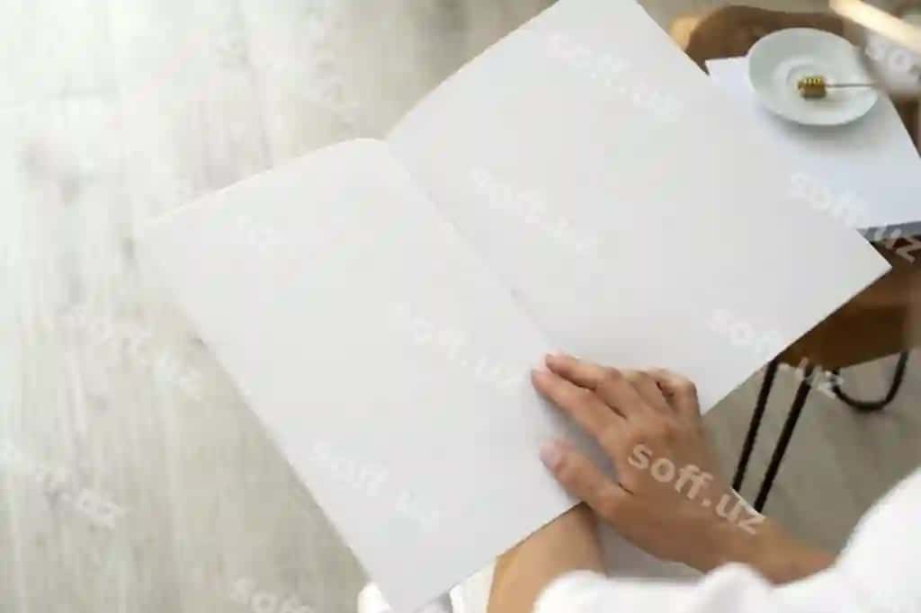 Model magazinni yuqori burchakda tutgan | Model holding magazine high angle