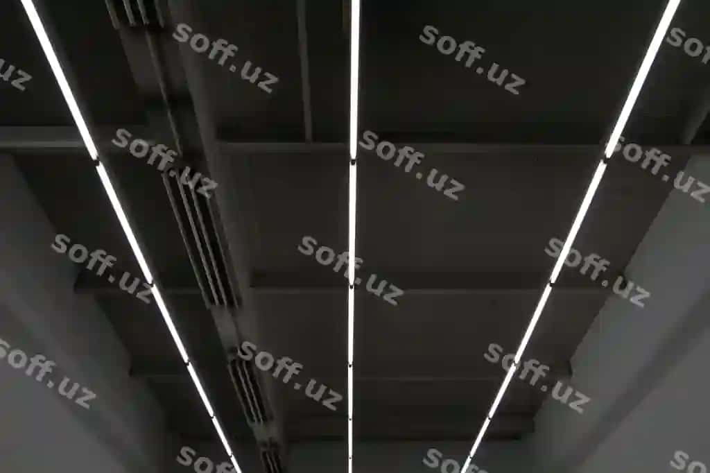 Pastki burchak ko'rinishda yorqin gissmatli bino | Low angle view illuminated ceiling building