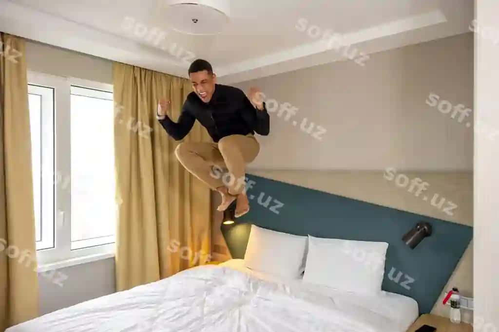 Erkinlik yosh erkak mehmonxona xonasi his baholandi haysotlangan | Freedom young man hotel room feeling enjoyed excited