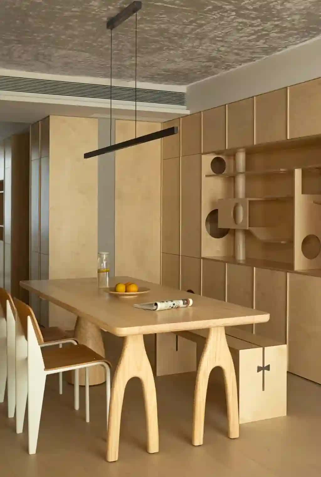 Yog'och stol shkafi bilan jihozlangan zamonaviy ovqat xonasining ichki qismi | Modern dining room interior with wooden table cabinetry