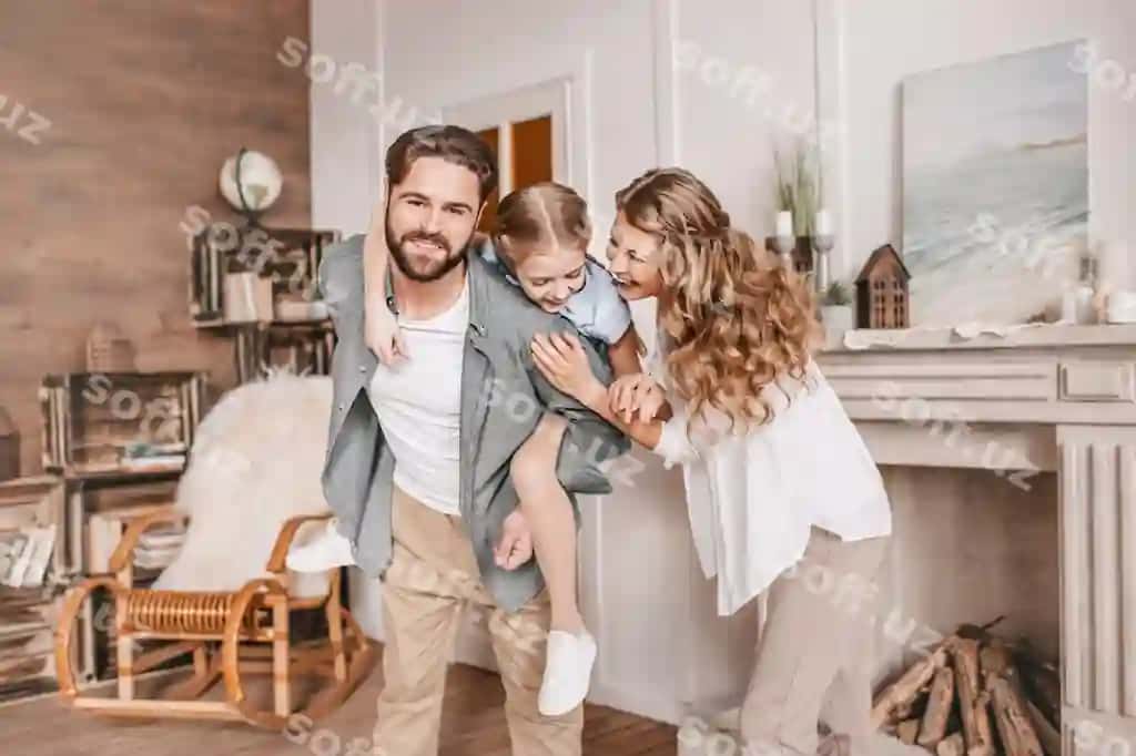 Baba baxtli qizini orqasida o'tkazib berayotgan, oila uyda ko'ngilli bo'lib o'tyotgan. | Father piggybacking happy daughter family having fun home
