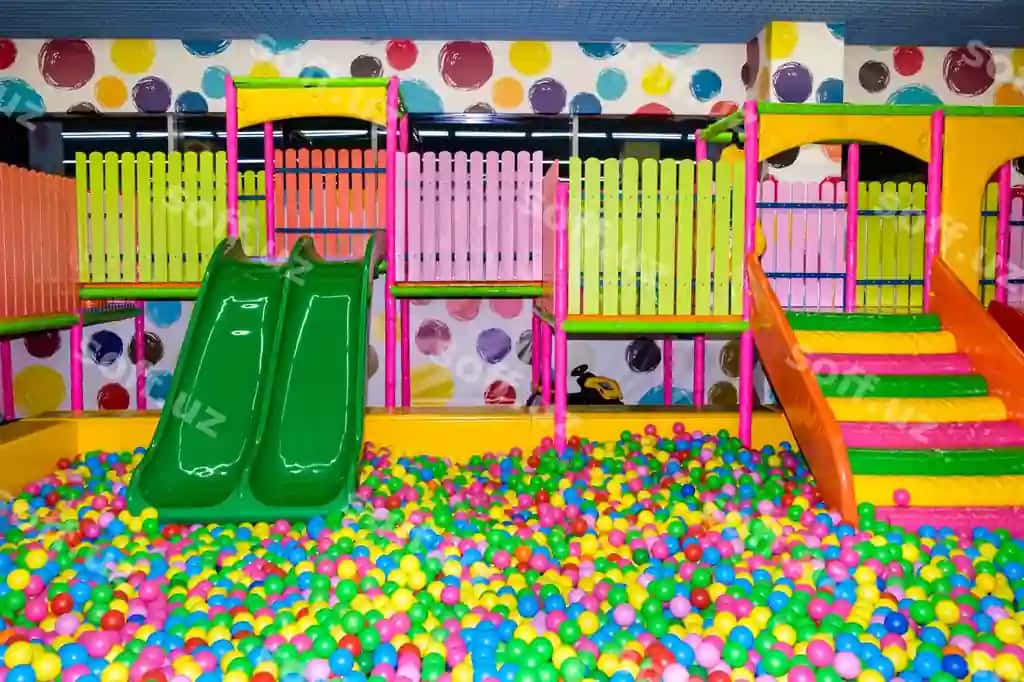 Gʻalamlar va toʻplar bilan hovuzli oʻyin xonasi | Slides pool with balls playroom