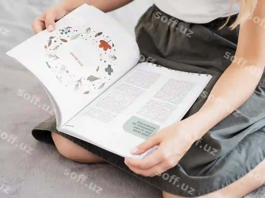 Ayol magazinni o'zining tumanglarida namuna sifatida tutib | Woman holding magazine her knees mock up