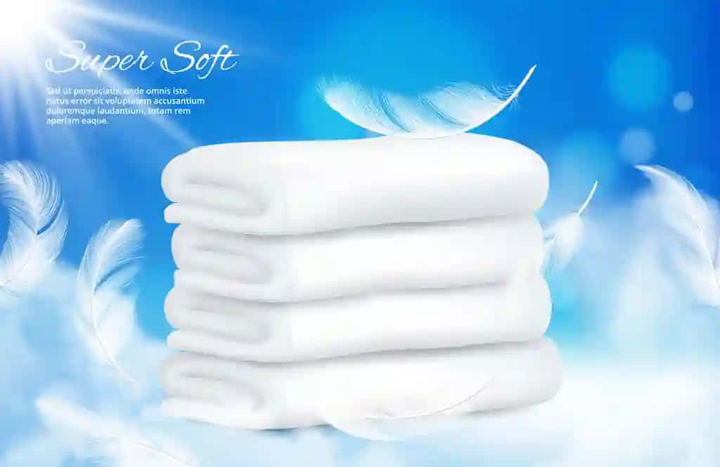 Patli oq sochiqlar bilan haqiqiy sochiqlar | Realistic towels background white towels with feathers