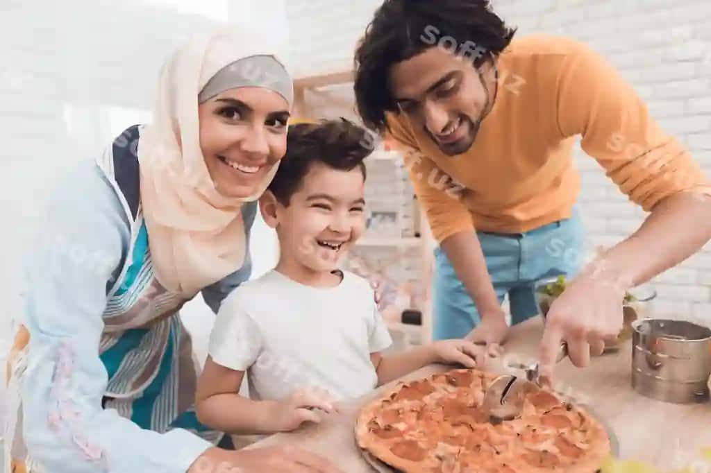 Kichik bola otasining bilan pitsa ni kesmoqda. | Little boy with his father is cutting pizza