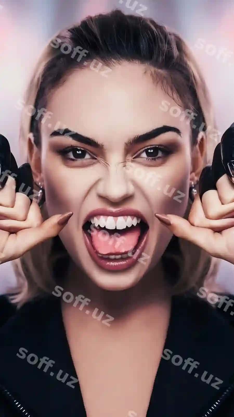 Yaqin suratda yosh ayol tishlarini va tilini ko'rsatmoqda | Close up young woman showing her teeth tongue 2