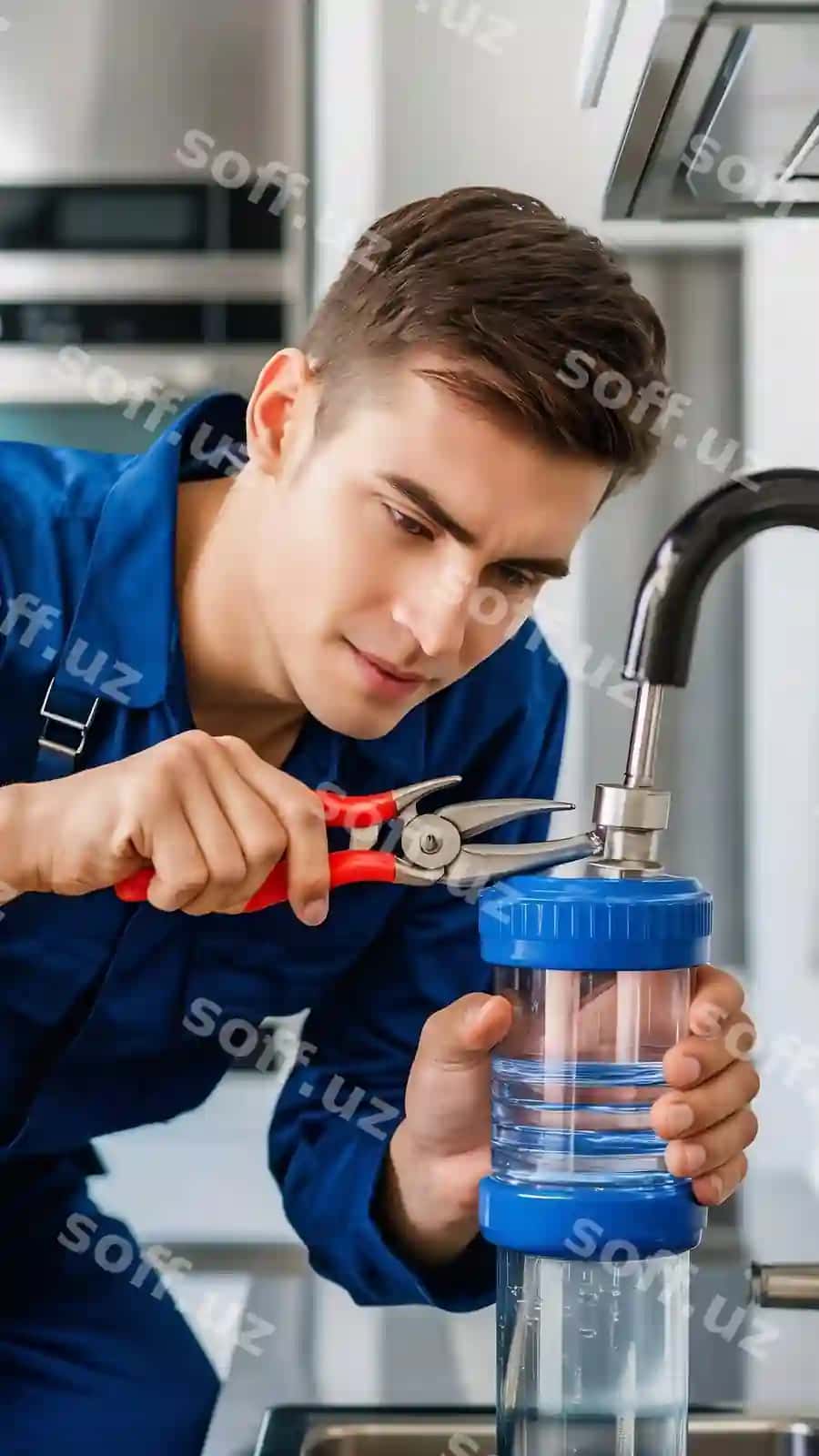 Yosh suvmontajyor texnik is kiyimi plyaushkalaridan foydalangan holda suvsiz ta'mirlash tizimini o'rnatishda | Young plumber technician workwear using pliers while installing repairing system water