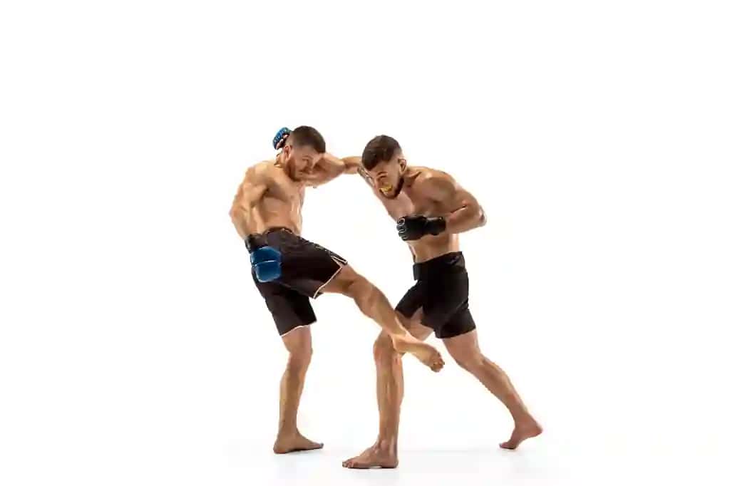 Mma ikki professional jangchi boks bo'yicha izolyatsiya qilingan oq studiya fonida | Mma two professional fightesr punching boxing isolated white studio background