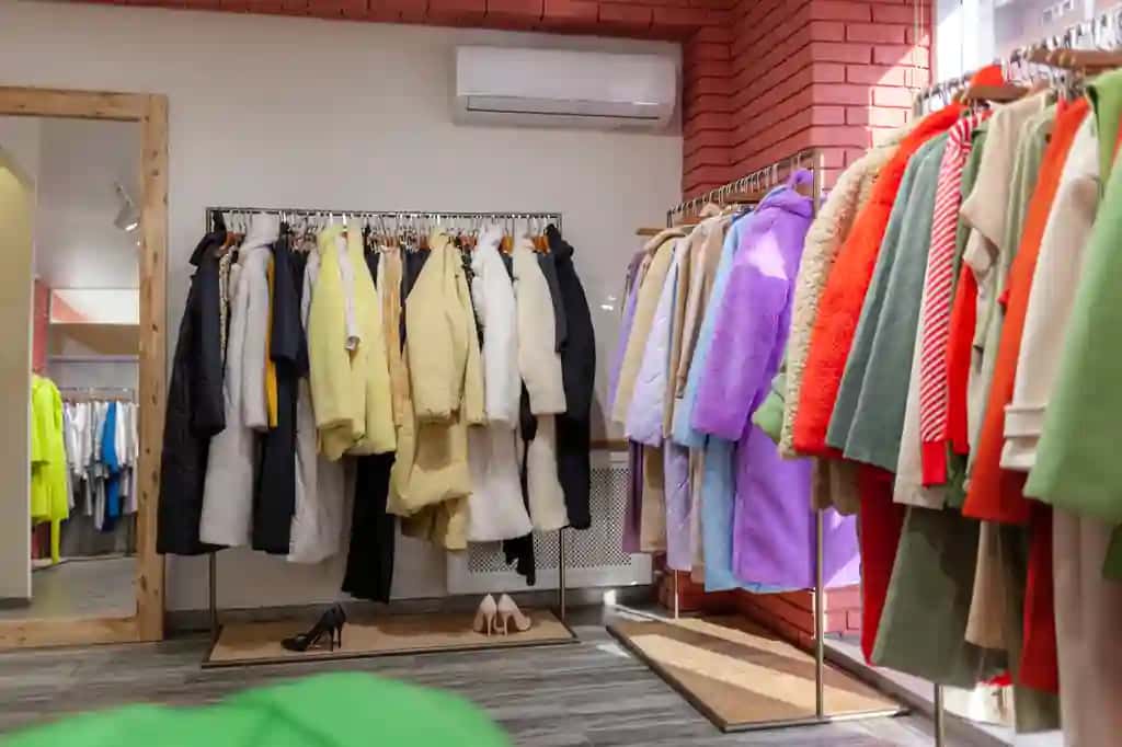 Rangli ayollar ko'ylaklari, kurtkalar, shimlar, boshqa kiyim ilgichlar, chakana savdo do'koni | Colorful women s dresses jackets trousers other clothes hangers retail store