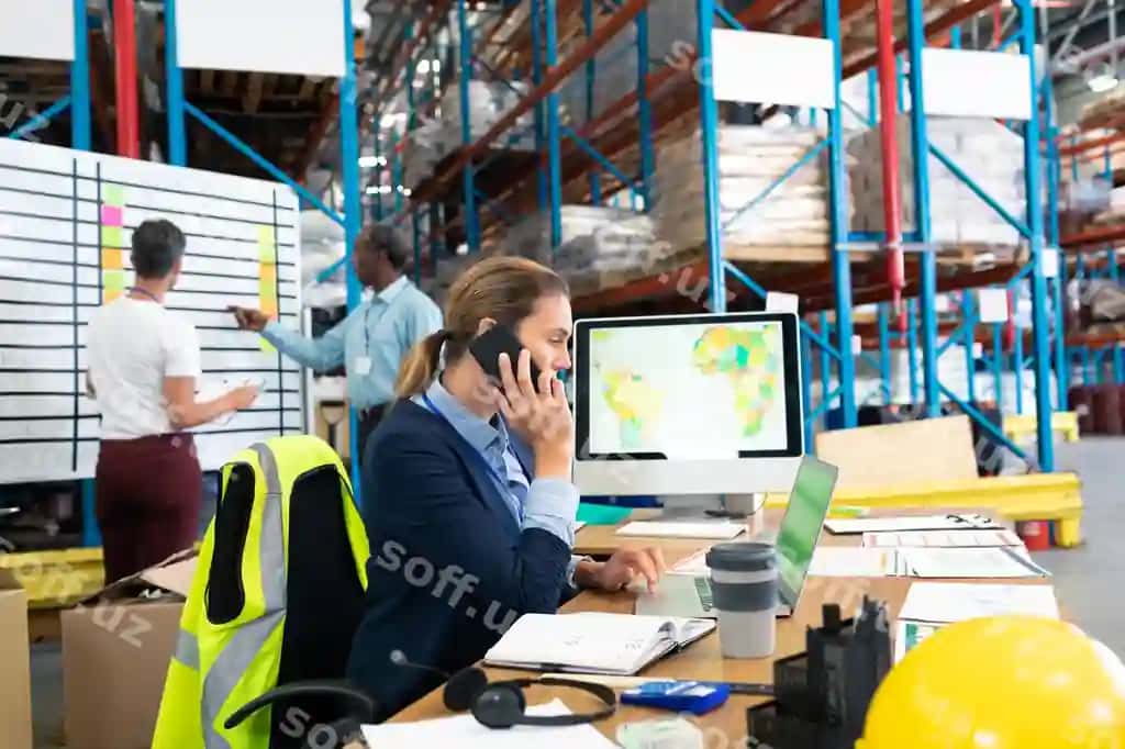 Ayol menejer mobil telefonda gaplashadi | Female manager talking mobile phone desk