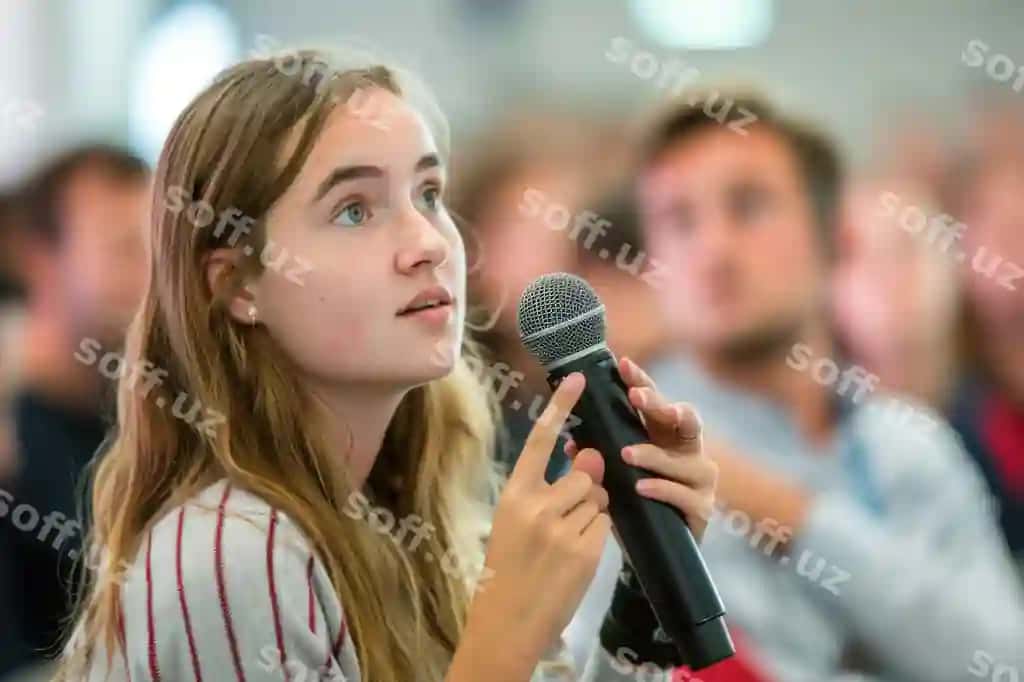 Qiz talaba konferensiyada mikrofon bilan talabaga savol berayotgan. | Girl student asking lecturer question with microphone conference