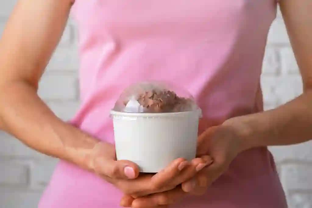 Oldindan ko'rinishdagi qo'llar mazali muzqaymoqni ushlab turibdi | Front view hands holding delicious ice cream