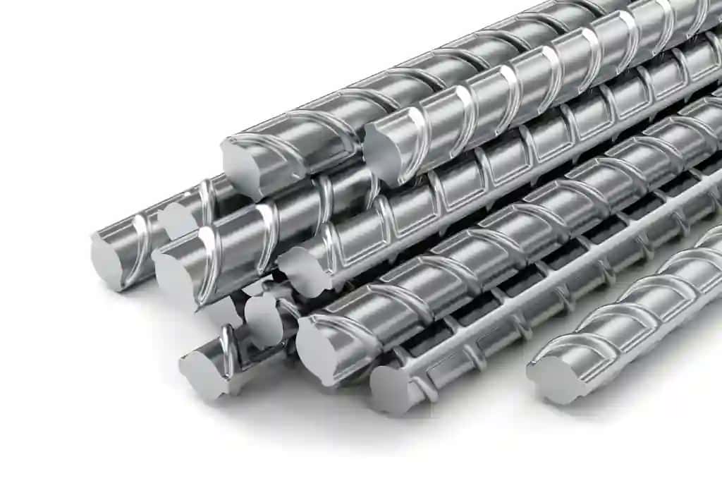 Qurilish armatura po'lat panjaralari oq fonda joylashgan | Building armature steel bars stack white background