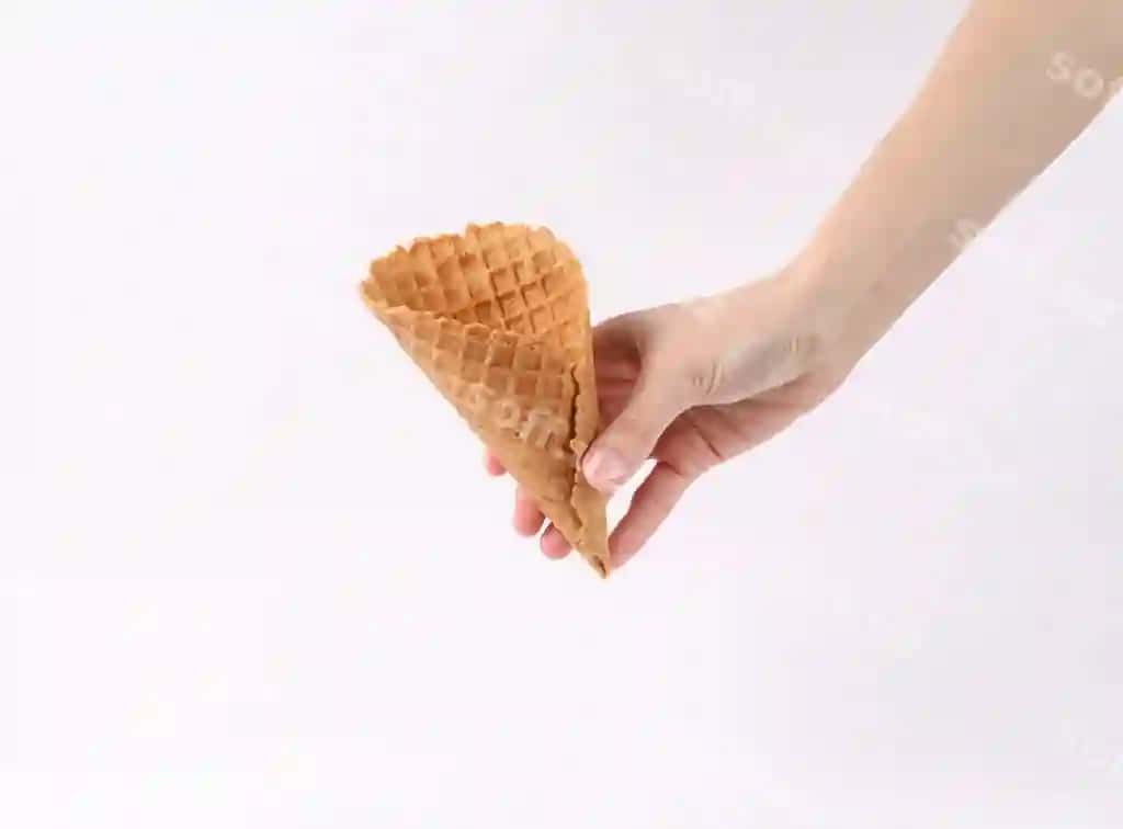 Qozonaqovoq shirinliklarini olg'a foni bilan tutadi | Hand holds waffle cone white background