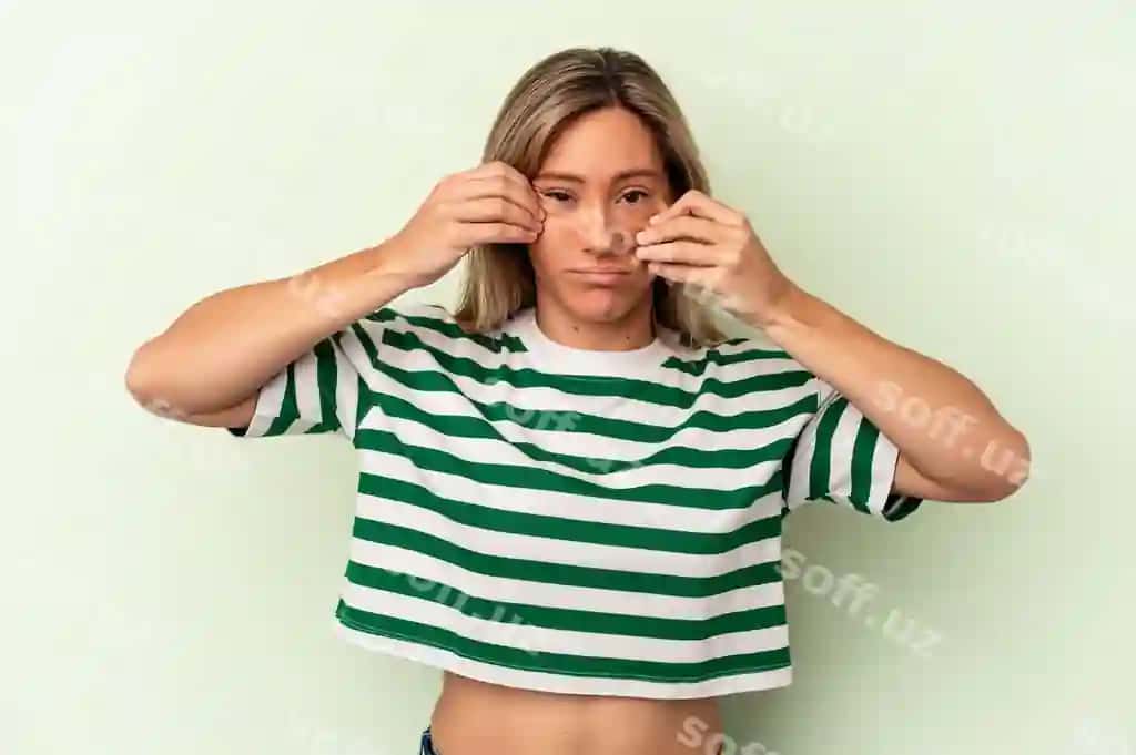 Yosh kavkaz ayolasi yashil fonda isolatsiya qilingan ikkita variantni hisobga olayotganida. | Young caucasian woman isolated green background doubting two options