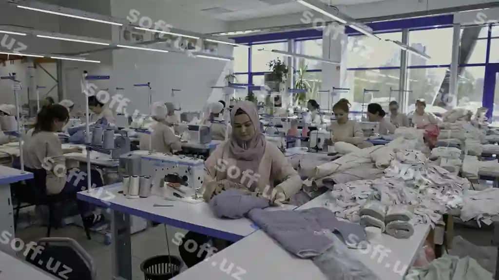 Ayollar tikuvchilik sexi media ish jarayoni to'qimachilik fabrikasida ishlaydi | Women work sewing workshop media working process textile factory