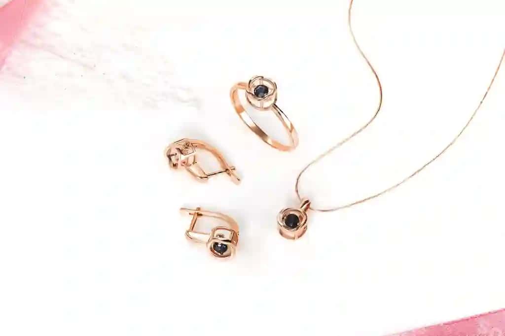Qimmatbaho toshlar bilan bezatilgan nafis zargarlik buyumlari to'plami natyurmort kontseptsiyasi uzuk marjonlarni sirg'alar | Elegant jewelry set jewellery set with gemstones product still life concept ring necklace earrings