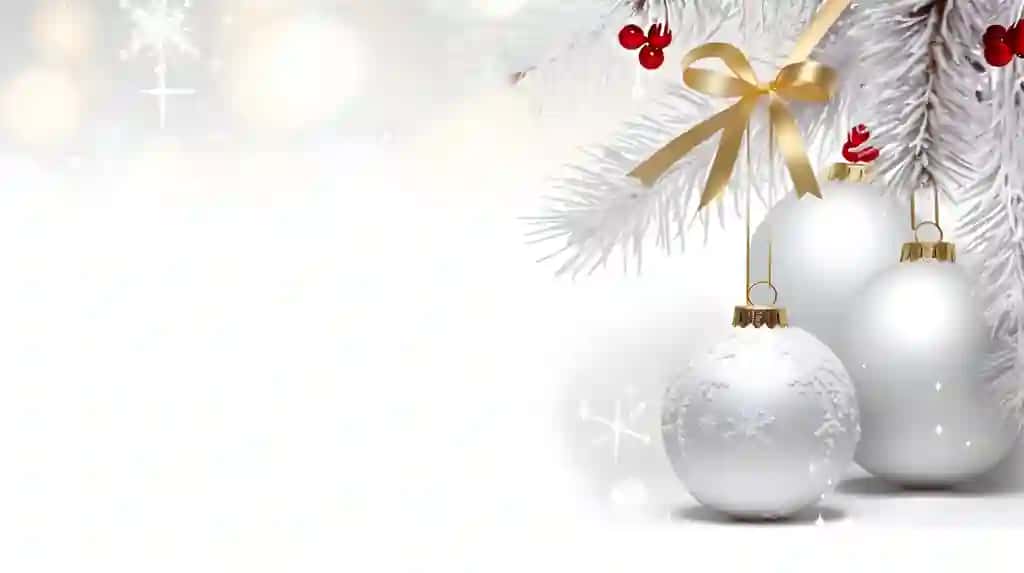 Oq rangdagi Rojdestvo sotuvi bannerining nusxasi matni bilan Rojdestvo bezaklari | Photo christmas decoration with copy space text christmas sale banner white
