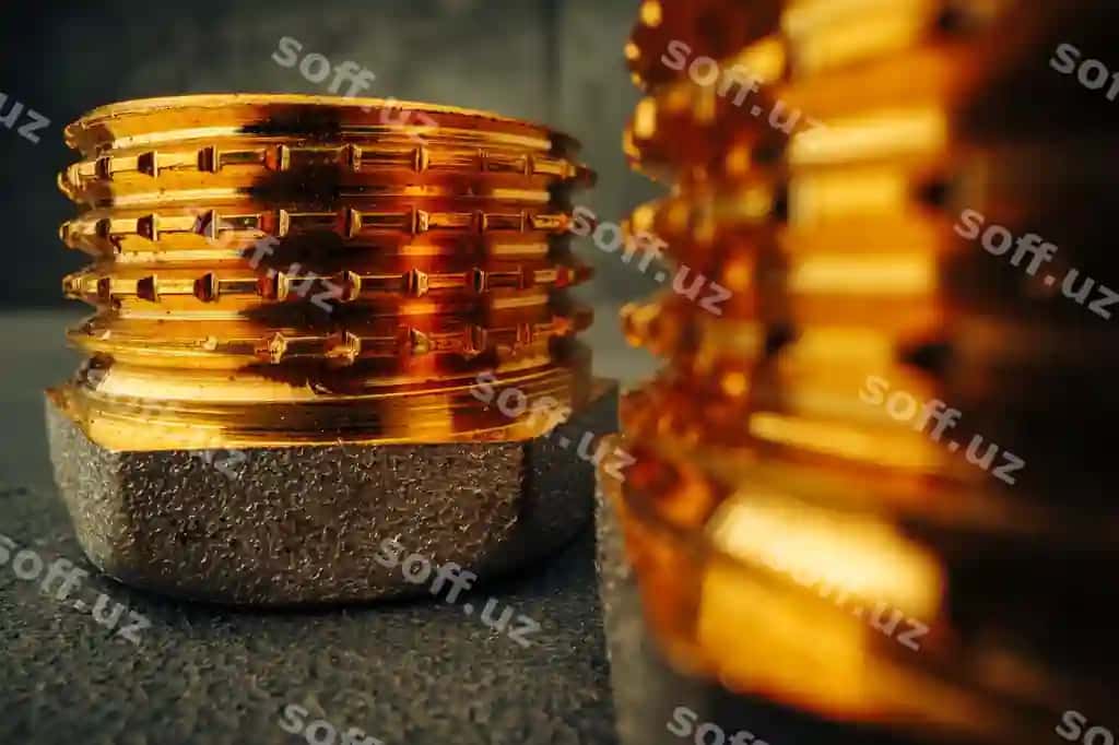 Metal ziravorangli suvarilma quvuri moslashuvchi qism makro fotosurati | Metal golden water pipe fitting piece macro photo