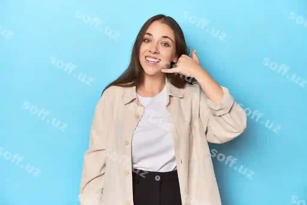 Barmoqlari bilan mobil telefon qo‘ng‘irog‘i imo-ishorasini ko‘rsatayotgan zamonaviy yosh ayol ko‘ylak | Stylish young woman overshirt blue background showing mobile phone call gesture with fingers