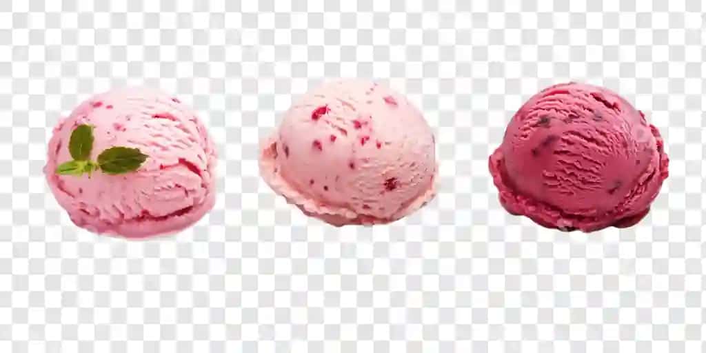 Yangi nanega bog'langan uchta bodomli muzqaymoq qoshiq | Three strawberry ice cream scoops with fresh mint