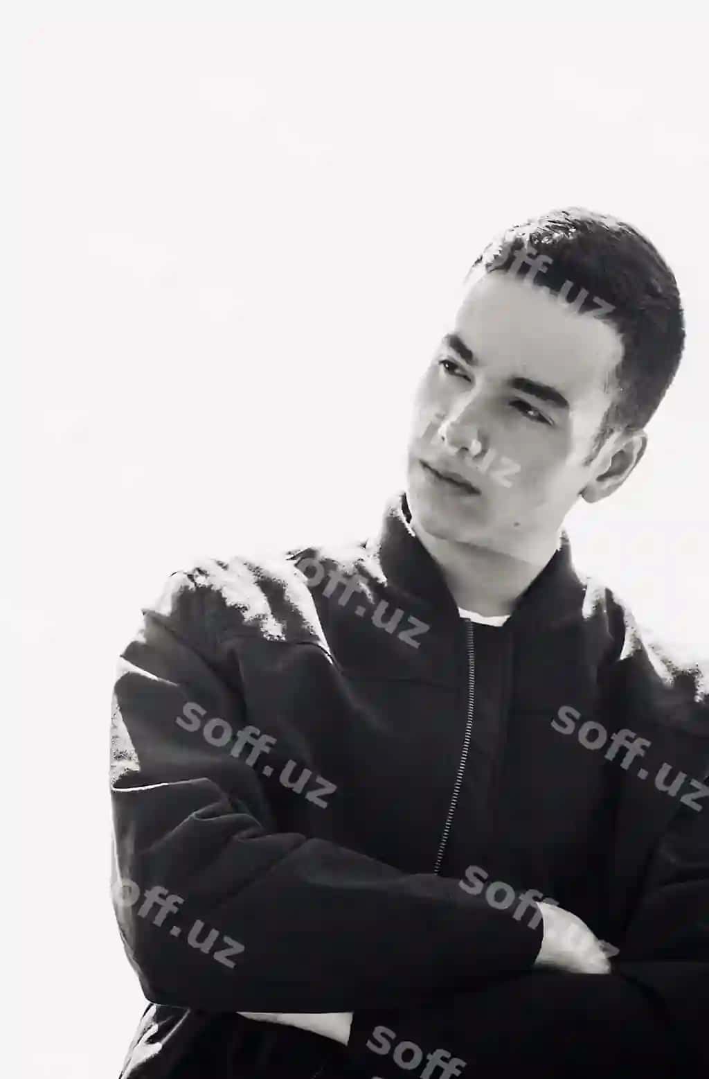 Yosh erkak oq orqa fonda boshqaga qaramayotgan | Young man looking away against white background