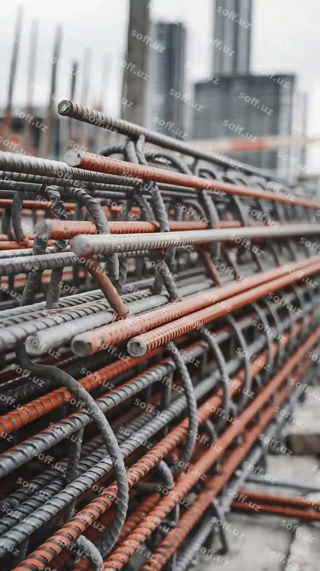 Qurilish maydonchasida po'latdan yasalgan to'rli armaturalarni bir-biriga yopishtirishning yaqindan ko'rib chiqilgan tasviri | Close up image reinforcements steel bar mesh stack together construction site
