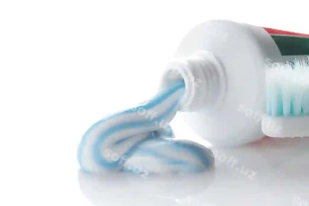 Yuqori yaqinlikda shisha oq fon | Close up bottle white background