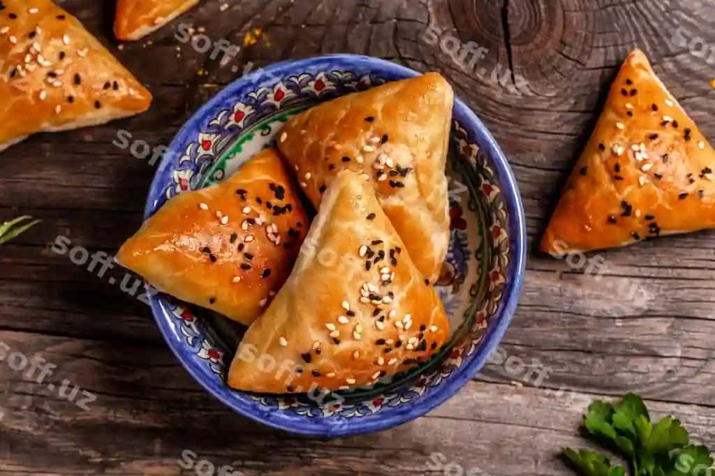Samosa samsa go'shtli to'ldirilgan piroglar sharqona uslubda o'zbek milliy taomi samosa | Samosa samsa meat stuffed pies oriental style uzbek national dish samosa