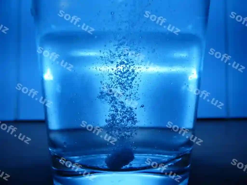 Yaqin rasm dori eriyotgan stakani | Close up medicine dissolving drinking glass