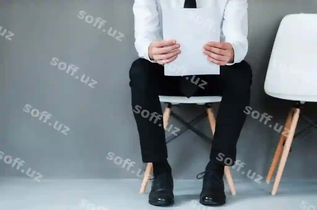 Suhbarga kutayotgan yosh erkak varaq tutgan holda yaqin rasm | Waiting interview close up young man holding paper