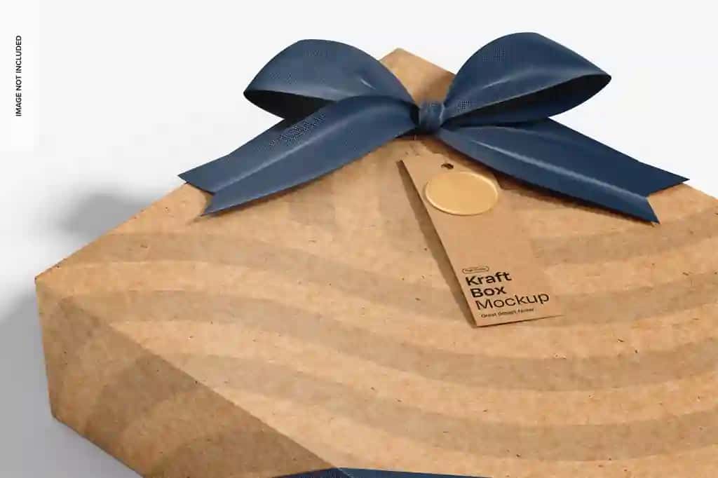 Qog'oz yorlig'i bilan Kraft qutisining yaqinlashtirilgan maketi | Kraft box with paper tag mockup close up