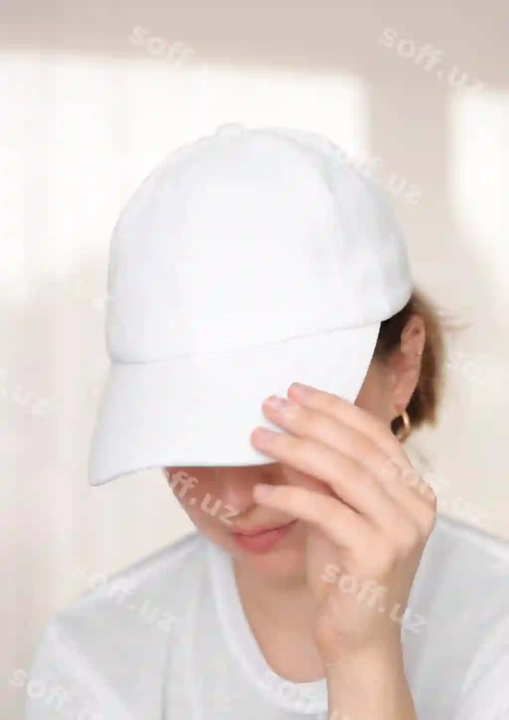 Ayol model oq beyzbol shapkasi kiygan, oq shapka, mockup shablon, rasm, matn logotip | Female model wearing white baseball cap white cap mockup template picture text logo
