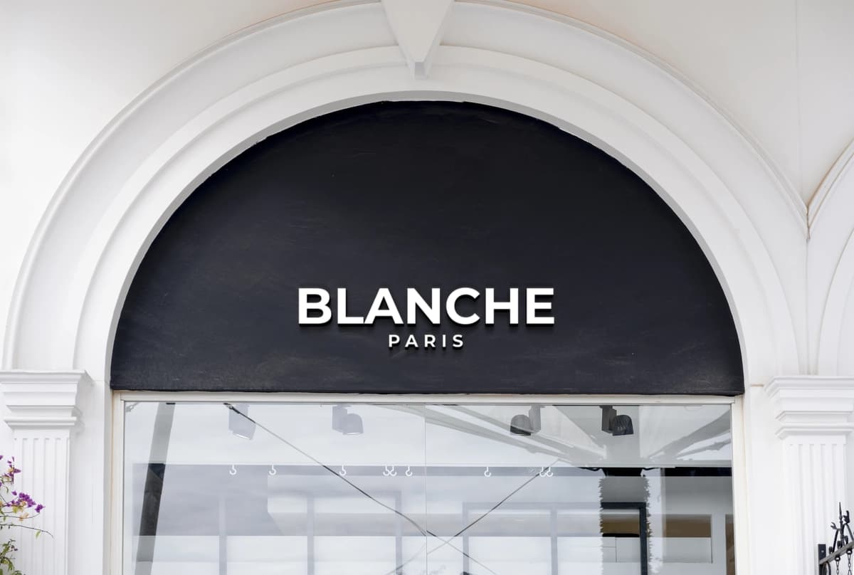 Qora jabhada oq 3D belgisi hashamatli brend do'koni maketi | Black facade white 3d sign luxury brand shop mockup