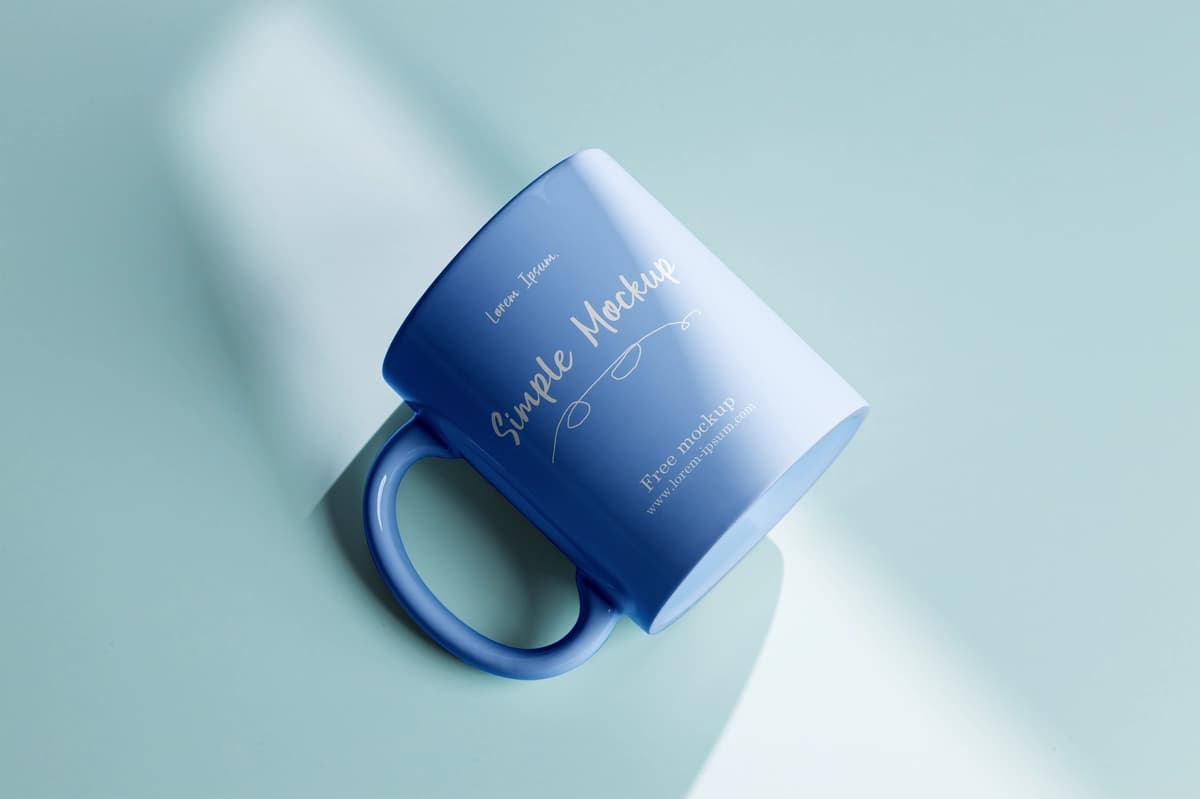 Mockup psd minimalist ochiq ko'k krujka maketi yumshoq soyalar bilan | Mockup psd minimalist light blue mug mockup with soft shadows