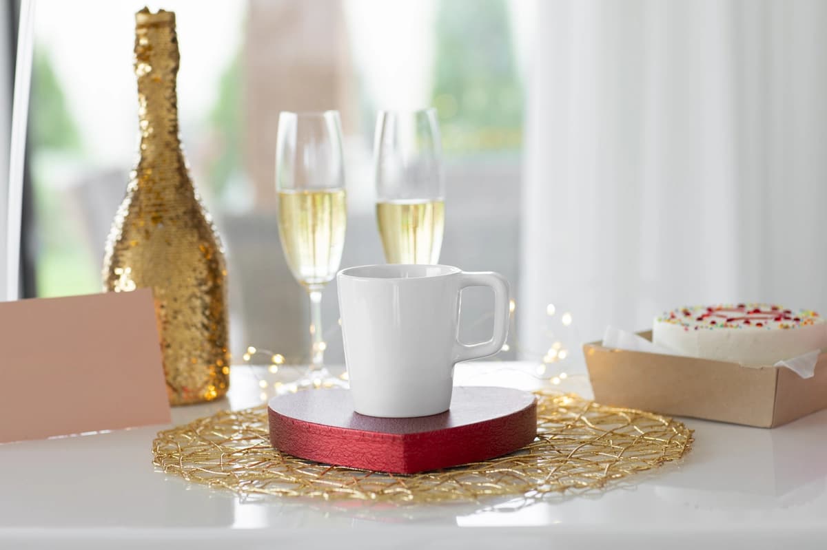 Sevishganlar kuni krujkalar savdosi maketi | Valentines day mug merchandise mockup