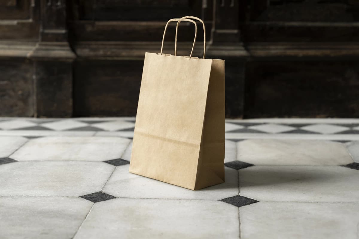 Gidraulik plitkalar maketi bo'lgan qog'oz sumka | Paper bag with hidraulic tiles mockup